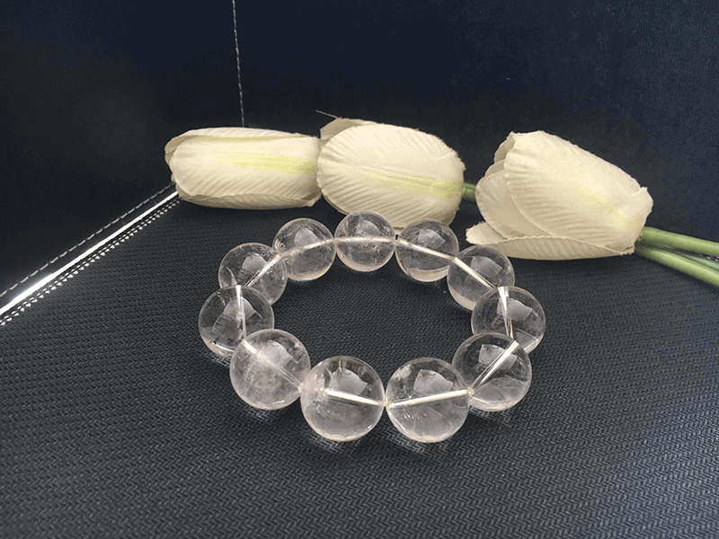 Tat ca cac menh deu co the su dung da thach anh trong suot vi loai da nay mang nang luong trung hoa