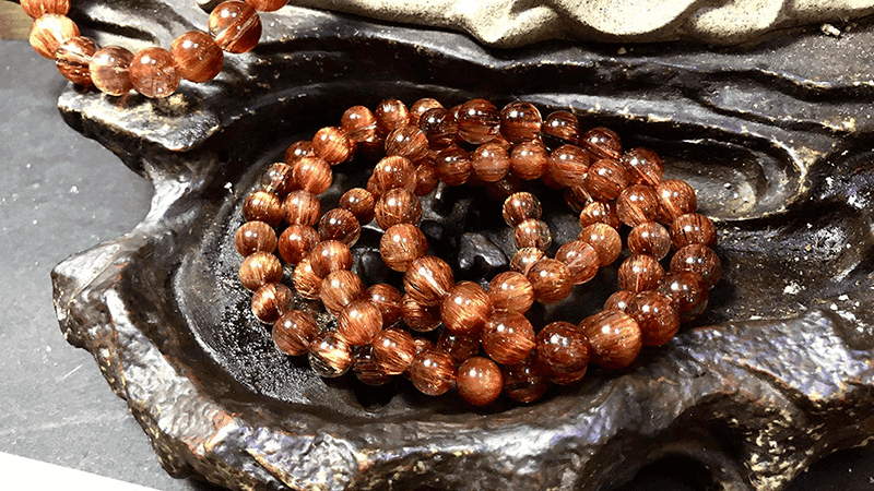 Thach Anh toc nau that co mau khong dong deu, soi toc bien doi khong luong va mat lanh khi cham vao