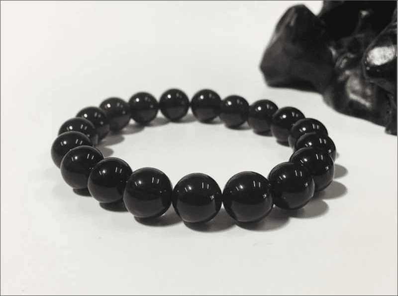 Trong su dung hang ngay, moi nguoi chi nen deo vong thach anh den 8 den 10 tieng de khong gay met moi