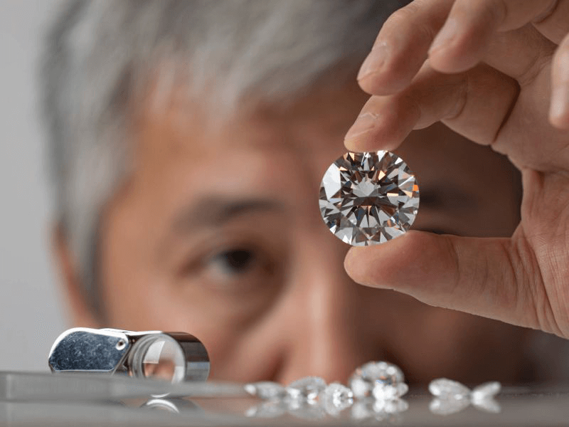 Tuy cung su dung da quy phong thuy de che tac nhung nhan da va nhan dinh da van co su khac nhau ro ret