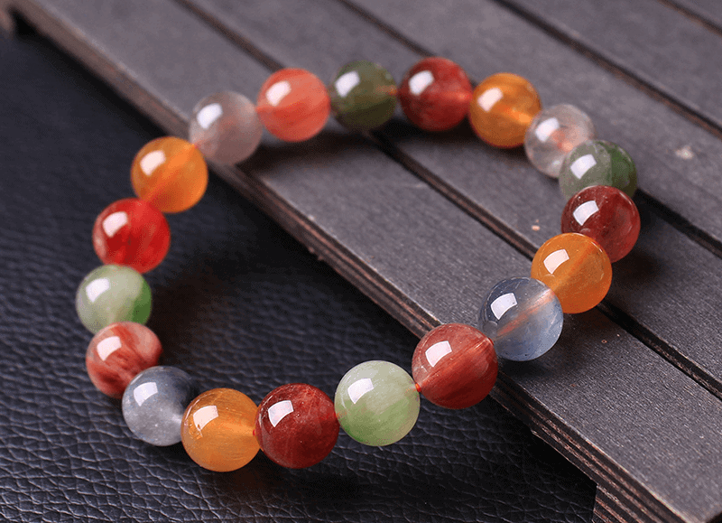 Vong tay da thach anh ngu sac la trang suc pho bien, khi deo se giup moi nguoi day lui nang luong tieu cuc