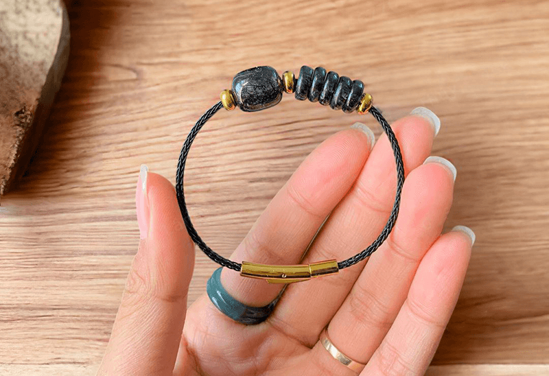 Vong tay lu thong mix ngu dieu thach anh toc den mang ve dep nhe nhang rat hop voi chi em cong so