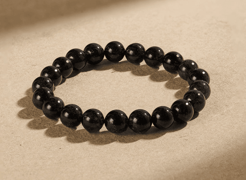 Vong tay thach anh den thuong mang ve dep noi bat voi mau den tuong truc cho su bao ve trong phong thuy