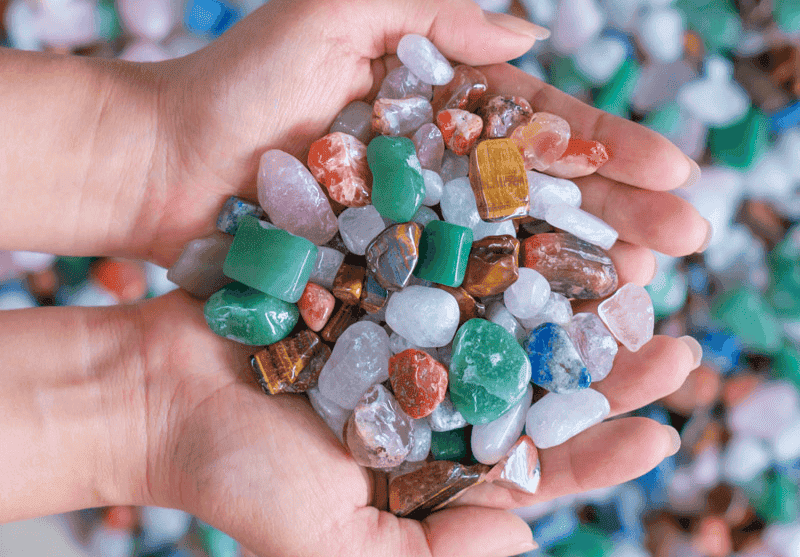 Da thach anh ngu sac thuong duoc ket hop tu nam mau khac nhau va duoc su dung nhieu trong tran trach