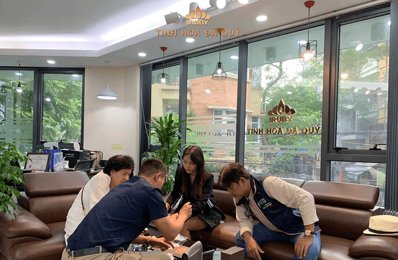 Kim cuong Moissanite co the ban lai tai cac cua hang trang suc nhu IRuby nhung gia thanh se giam dang ke