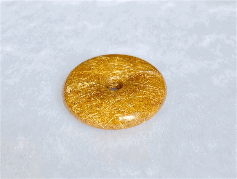 Mat day chuyen thach anh toc vang dang hinh tron la mau pho bien, ca nam va nu deu su dung duoc