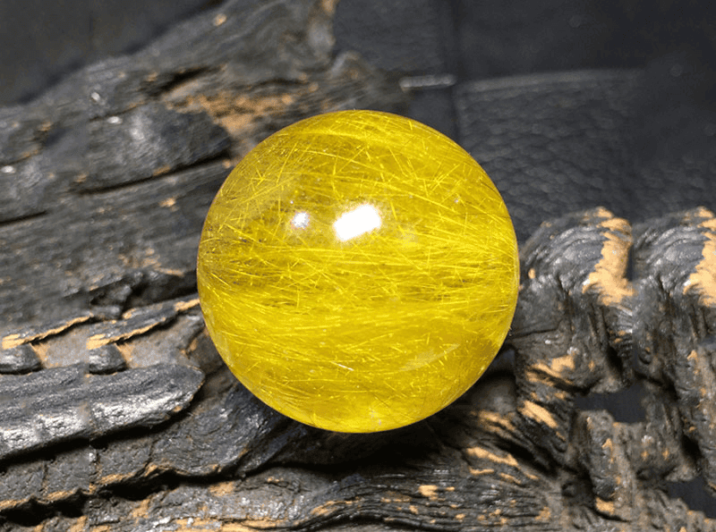 Mau sac cang dam va co nhieu toc thi gia tri cua qua cau thach anh toc vang cang cao