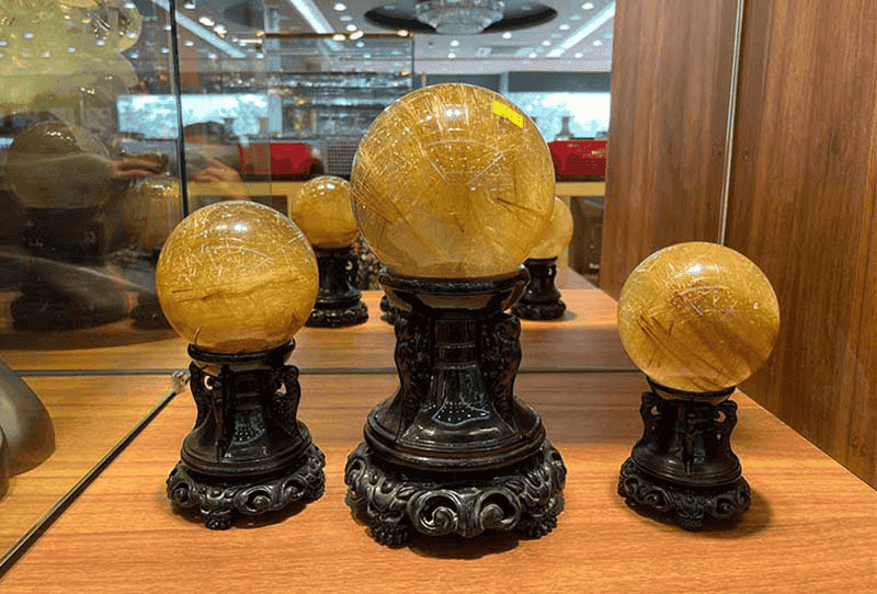 Menh Kim va Thuy rat hop voi qua cau thach anh toc vang, giup phat huy toi da kha nang thu hut tai loc