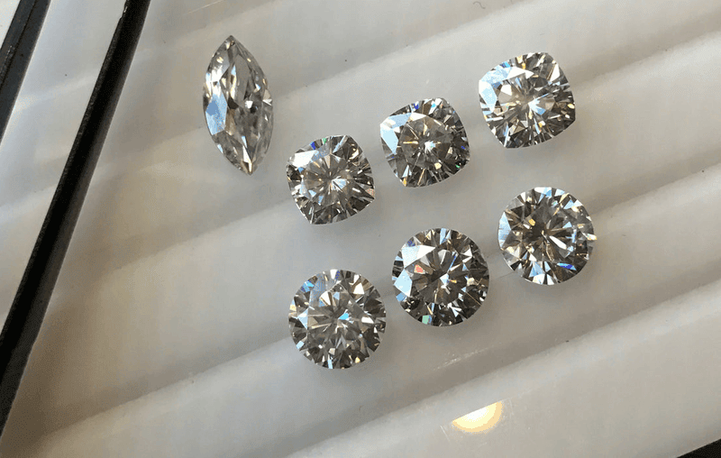 Moissanite la kim cuong nhan tao, loai nay co do tan sac cung nhu lap lanh co hon voi kim cuong tu nhien