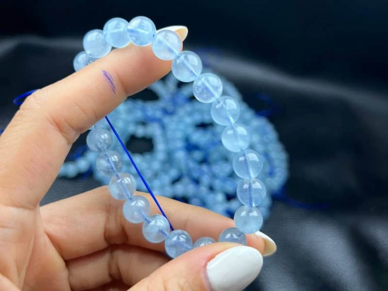 Aquamarine không gây xung khắc với người mệnh Kim, nhưng khiến năng lượng hao tổn