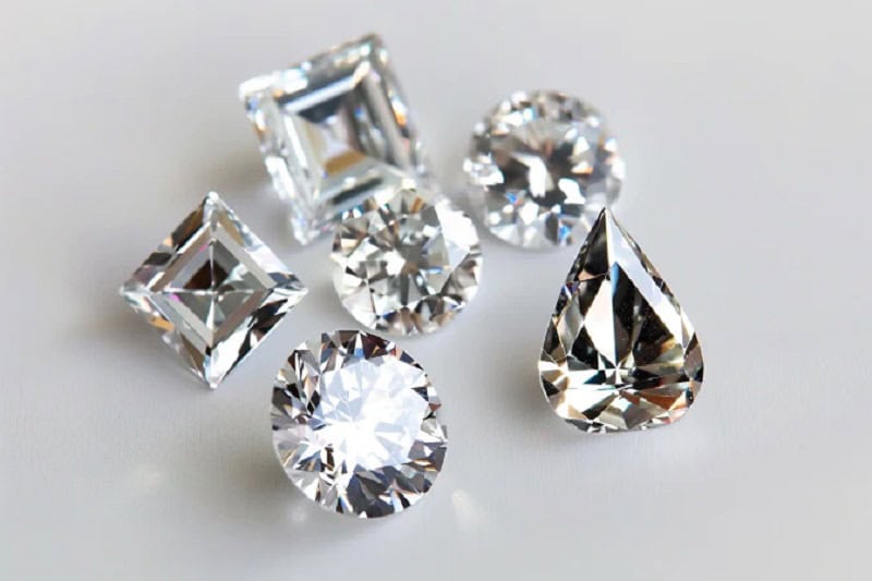 Người mệnh Kim nên ưu tiên Moissanite vì hợp với hành Kim