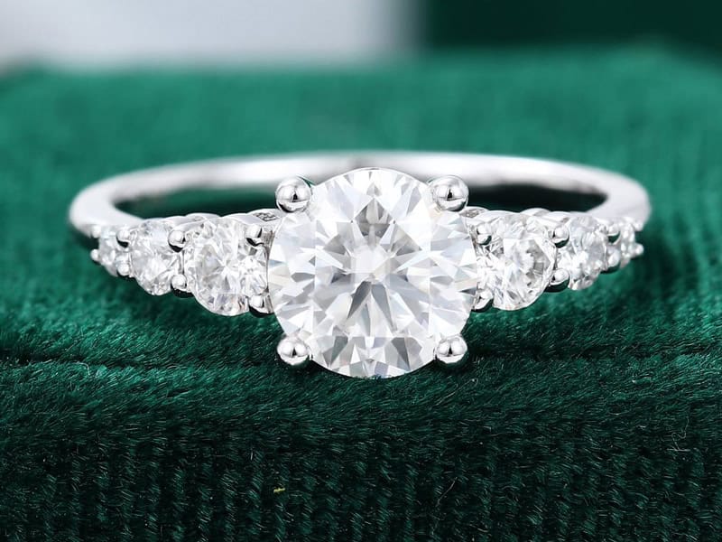Moissanite gắn vàng trắng 18K rất phù hợp với mệnh Kim