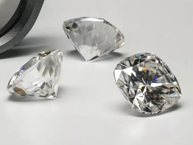 Đá Moissanite thuộc hành Kim nhờ màu trong suốt