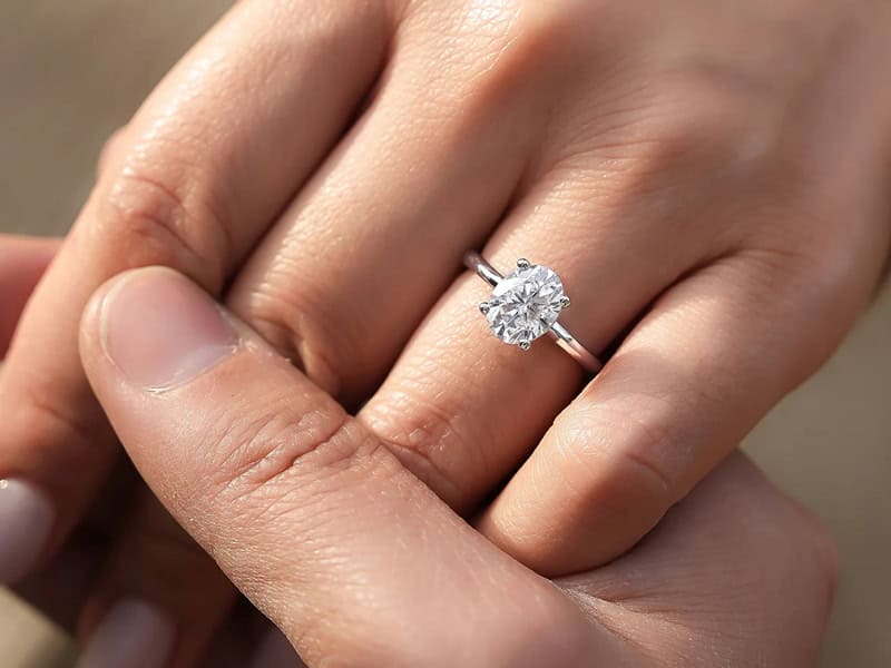 Có thể đeo nhẫn đá Moissanite ở ngón áp út tay trái để ải thiện hôn nhân