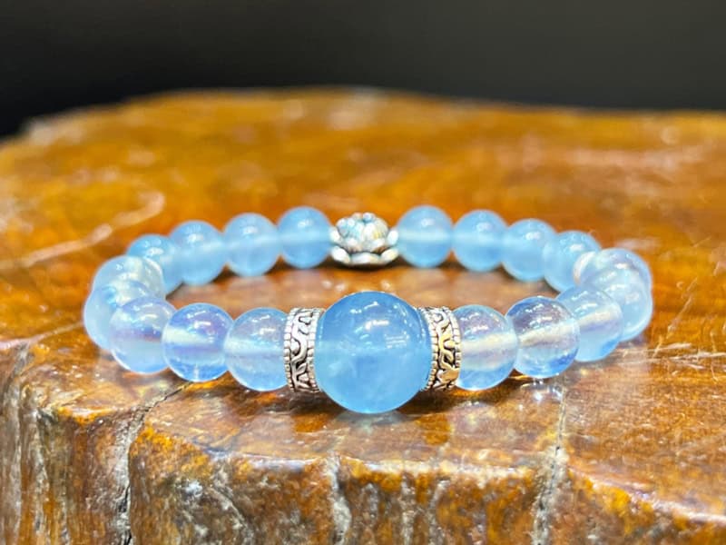 Nên kết hợp đá Aquamarine với kim loại vàng trắng hoặc bạc
