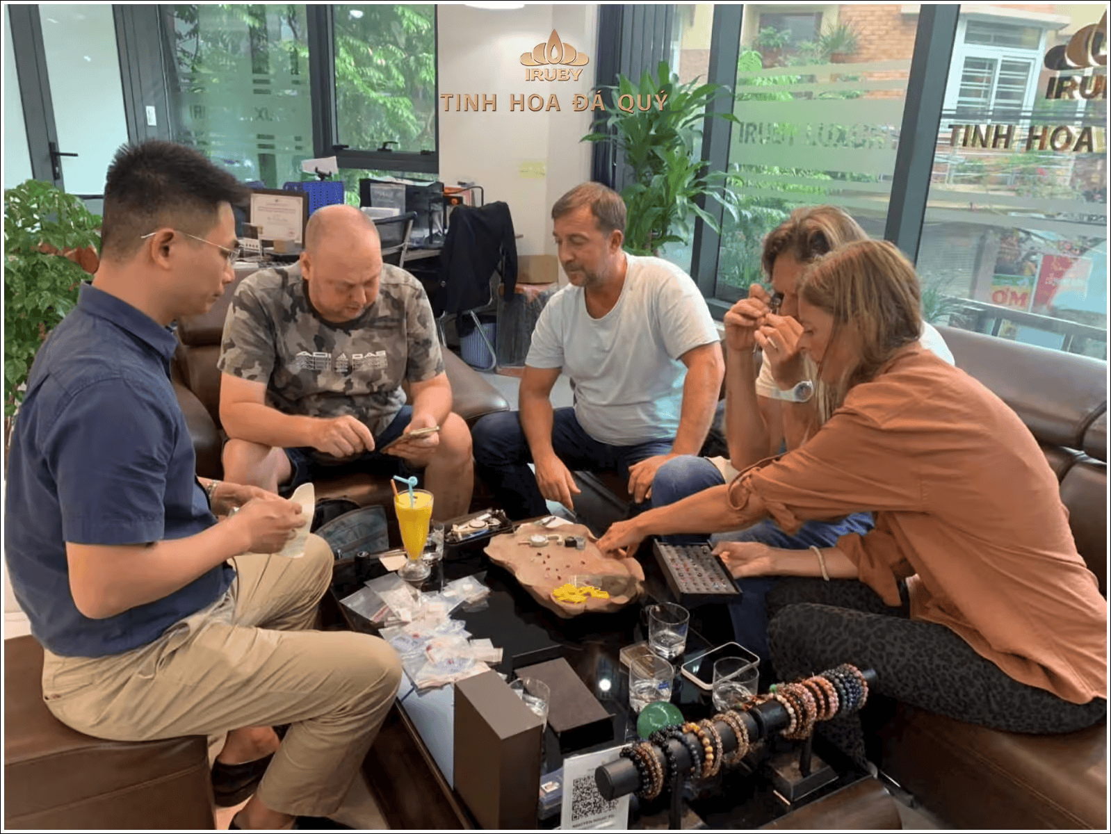 Chúng tôi thường xuyên có những buổi trao đôi về đá quý với những người bạn từ nước ngoài