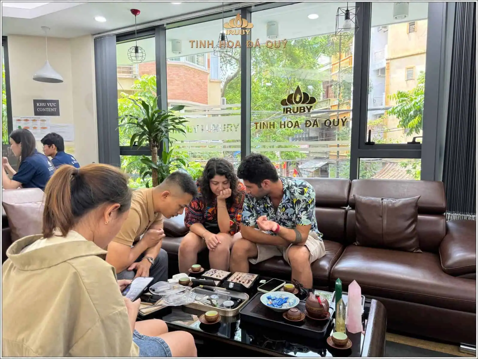 IRUBY đón tiếp khách nước ngoài và hỗ trợ tư vấn chọn sản phẩm đúng yêu cầu