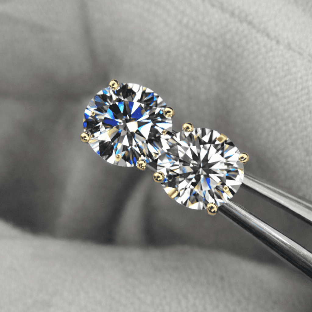 Moissanite trong tự nhiên thật sự rất hiếm, đa số bây giờ Moissanite được tạo ra trong phòng thí nghiệm