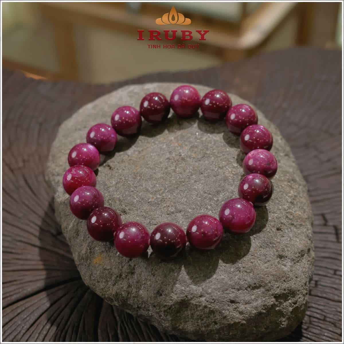 Vòng tay đá Ruby mang năng lượng của Hỏa bổ trợ cho mệnh Thổ