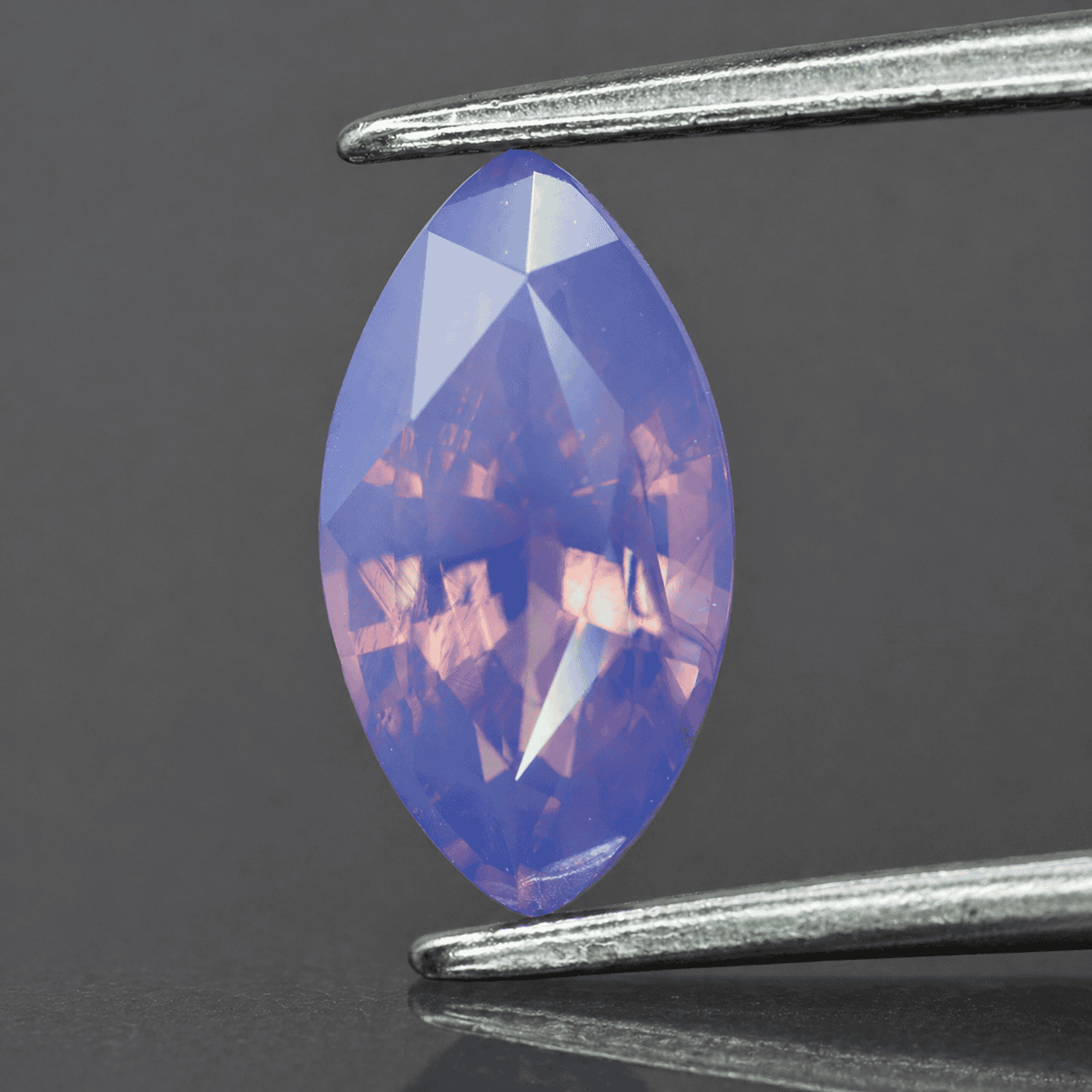 Hiện tượng cháo trong đá Sapphire do các tạp chất và sợi Rutile  tạo nên