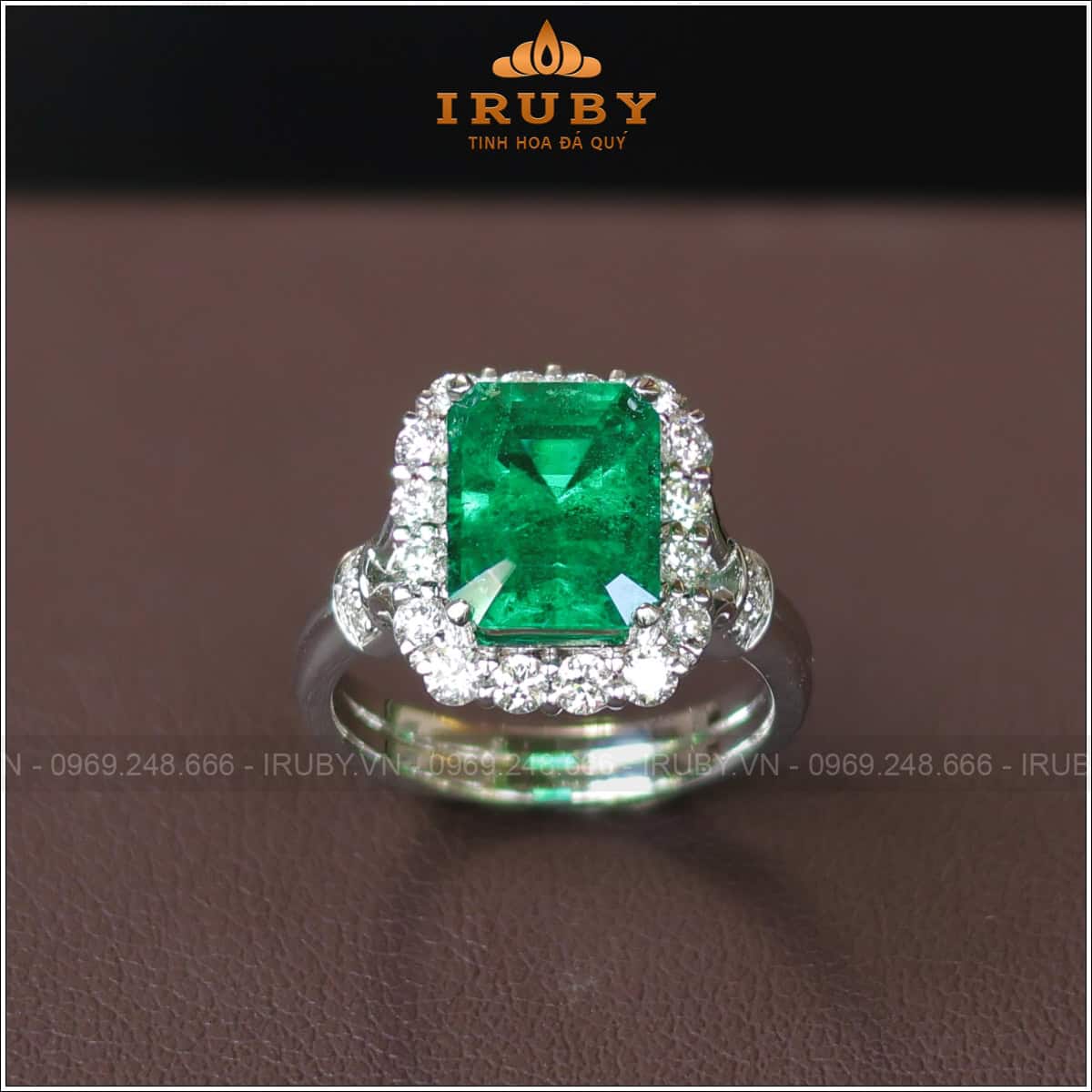 Viên Ngọc lục bảo xanh vivid trọng lượng 2,8ct được chế tác thành siêu phẩm nhẫn nữ