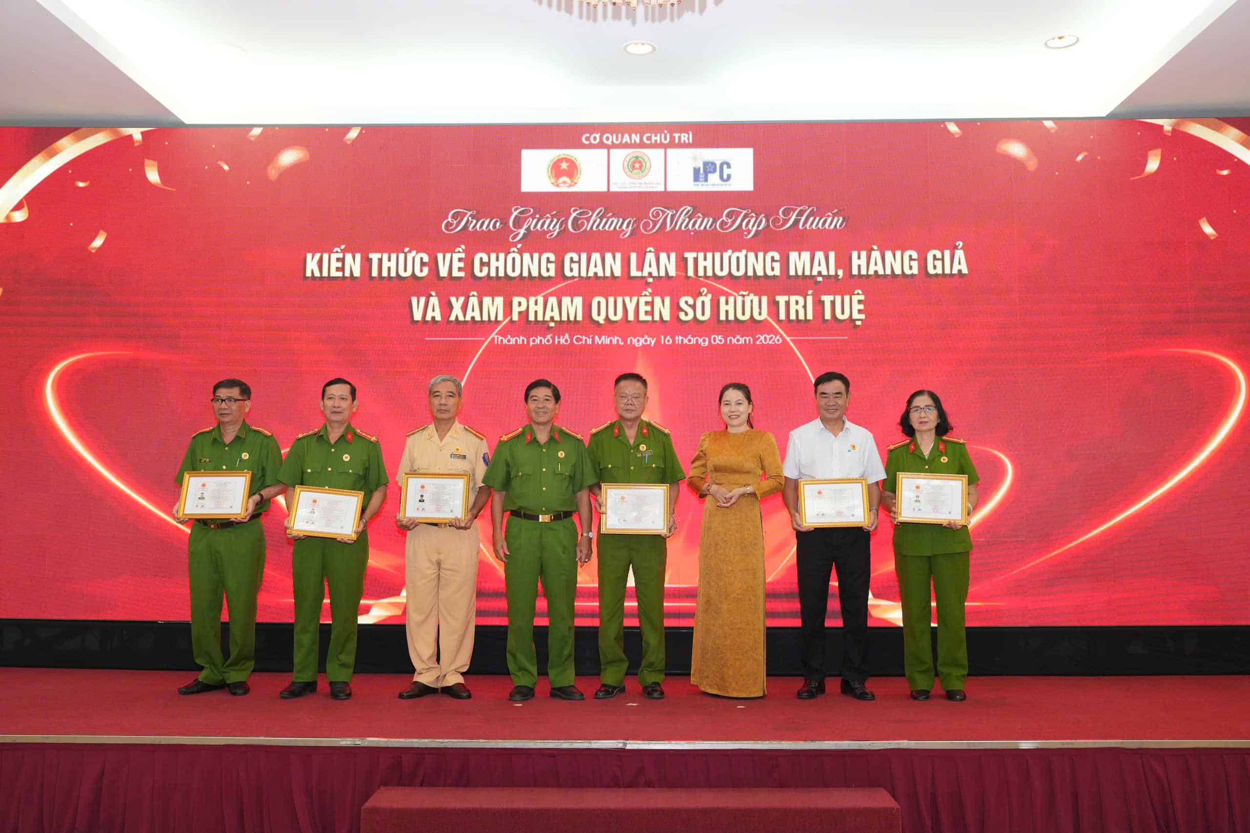 . Đá quý không phải ngoại lệ, thậm chí còn là một trong những ngành hàng dễ bị lợi dụng nhất, chính xác vì đặc thù của nó.
