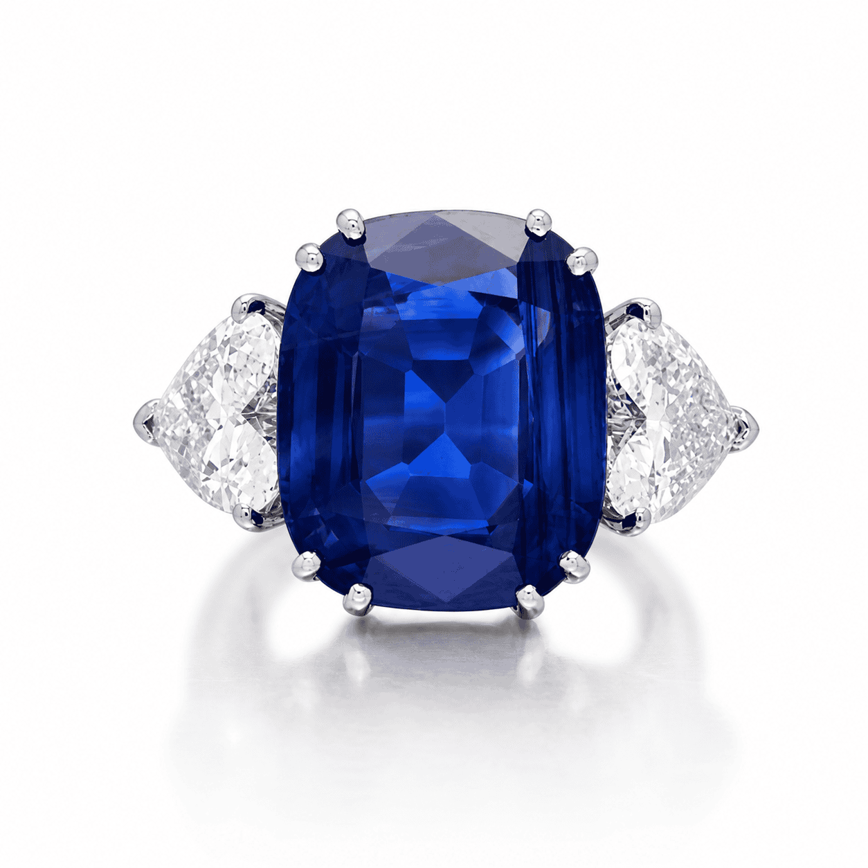 Chiếc nhẫn sapphire Kashmir và kim cương này đã đạt mức giá 533.000 USD vào tháng 12 năm 2025 trên trang đấu giá của Sothebys