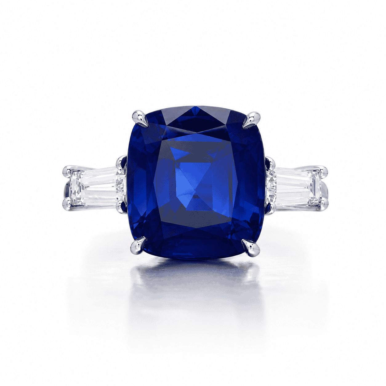 Chiếc nhẫn Sapphire Cushion nặng 6,98 carat, được bao quanh bởi hai viên kim cương hình chữ nhật thuôn dài, khắc chữ ký Valentin Magro.