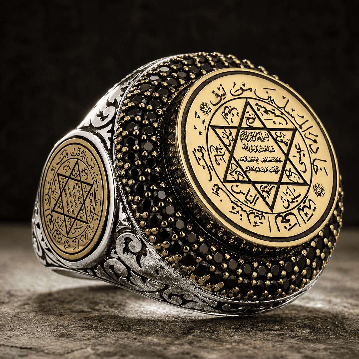 “Ấn” nổi tiếng của  Vua Solomon là một viên Sapphire, nó dường như là một vật mang lại quyền năng cho ông.