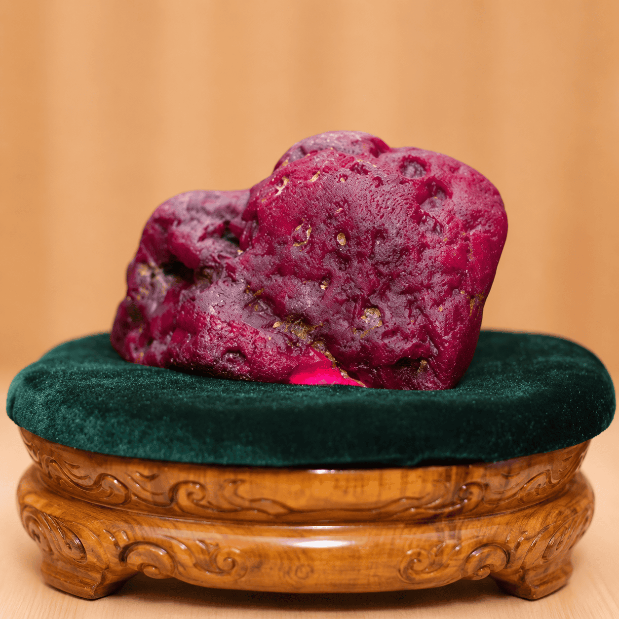 Khối đá Ruby nặng 2,2kg tương đương 11.000 carat phát hiện chấn động giới đá quý
