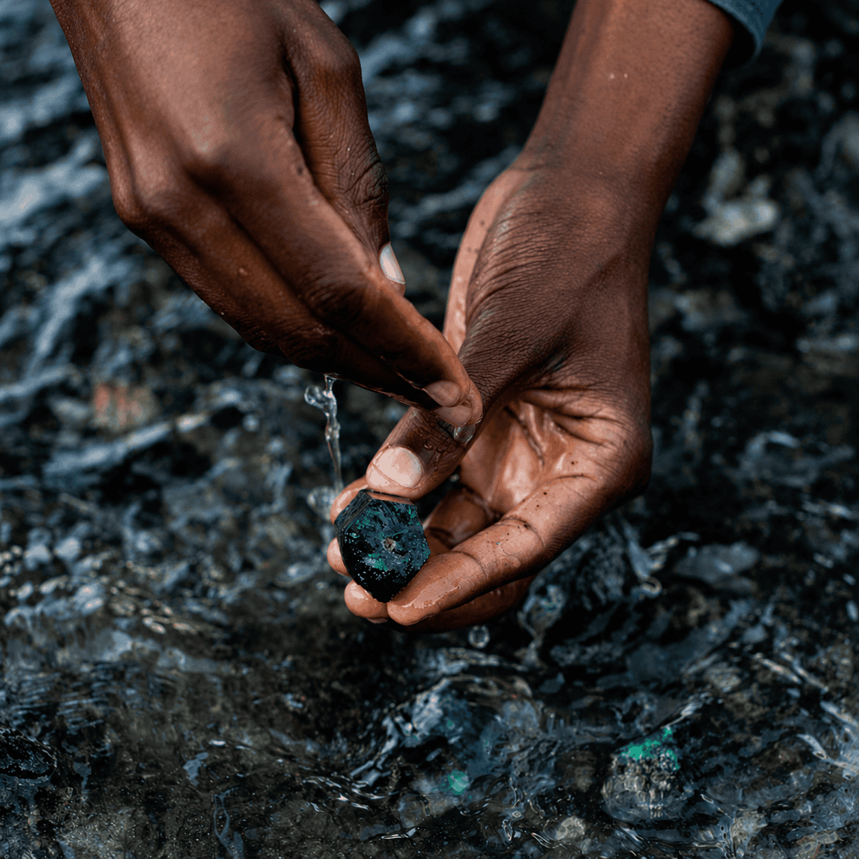 Zambia đã nổi lên như một nguồn cung cấp ngọc lục bảo hàng đầu, nổi tiếng với màu xanh lam đậm và độ trong suốt tuyệt vời