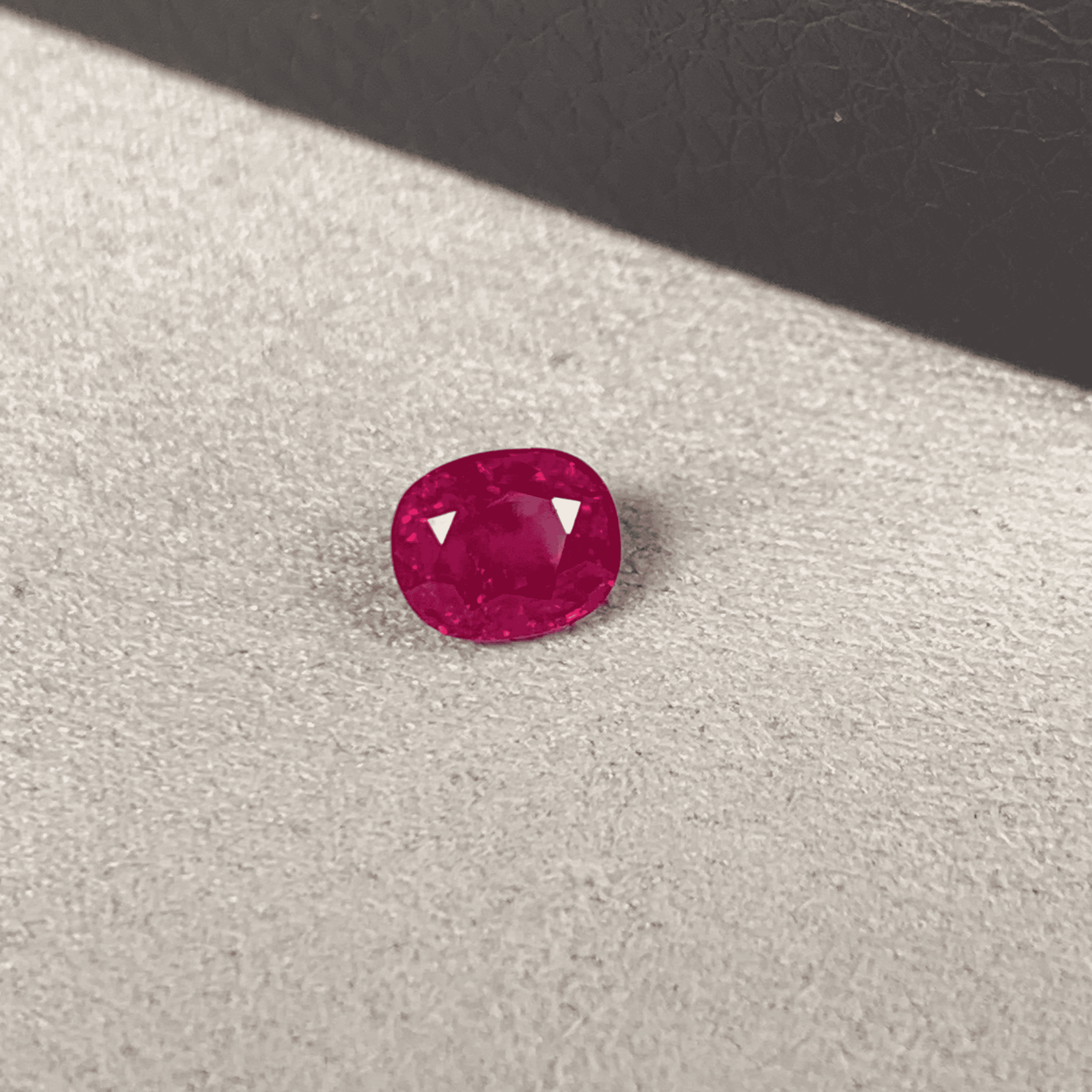 Đá Ruby giúp người đeo cân bằng cảm xúc và xua tan năng lượng xấu
