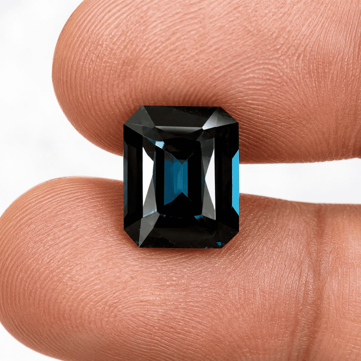 Gahnospinel khi Kẽm (Zn²⁺) thay thế một phần Mg²⁺, tạo ra khoáng vật trung gian giữa spinel và gahnite tạo ra màu sắc rất cuốn hút