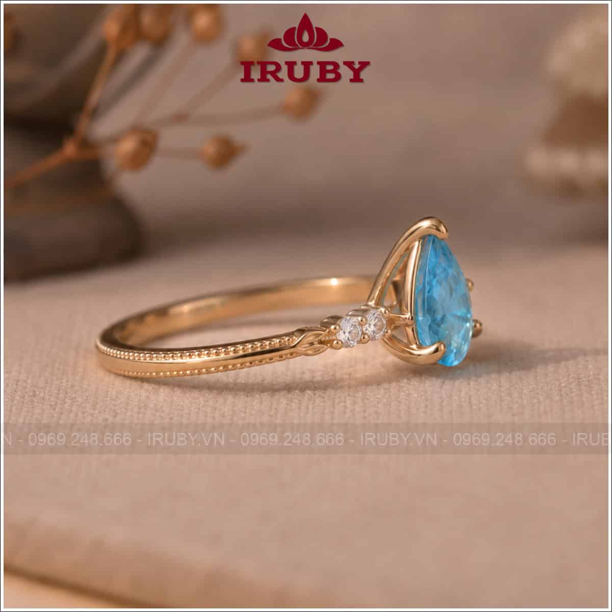 Thiết kế theo yêu cầu là dựa theo yêu cầu để thiết kế một chiếc nhẫn, thiết kế theo mẫu là đã có mẫu nhẫn sẵn